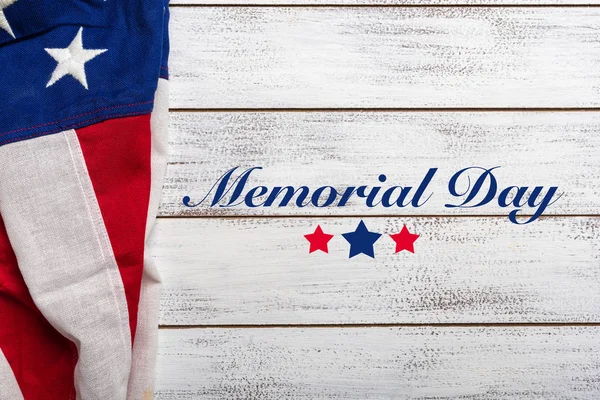Drapeau américain sur un fond en bois blanc usé avec salutation du jour commémoratif — Photo