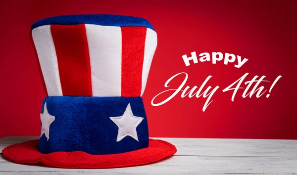 Uncle Sam hoed op rode achtergrond met Happy juli 4e groet — Stockfoto