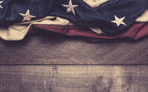 Uma bandeira americana ou bunting em um fundo de madeira — Fotografia de Stock