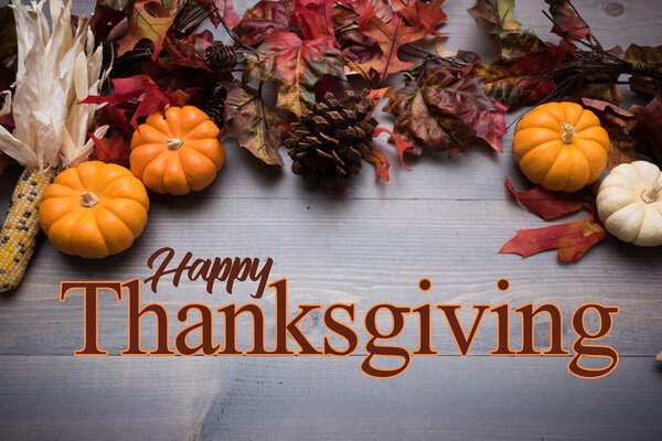 Осенние овощи, тыквы и листья на деревянном фоне
