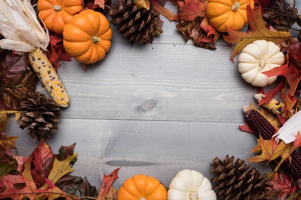 Herfst groenten, pompoenen en bladeren op een houten achtergrond — Stockfoto