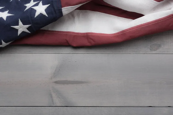 The flag of the United Sates on a grey plank background with copy space — Stock Photo, Image