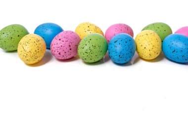 Beyaz arkaplanda renkli paskalya yumurtaları