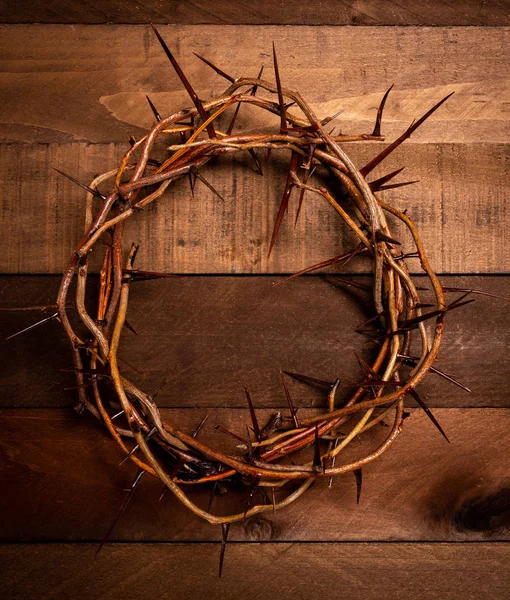 Una corona de espinas sobre un fondo de madera. Tema de Pascua — Foto de Stock