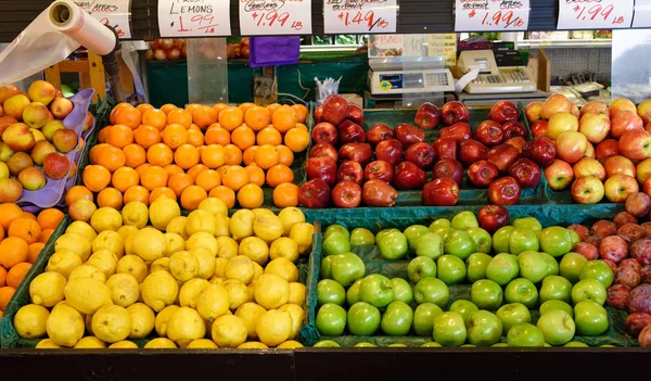 Fuit stand fresco con mele e arance — Foto Stock