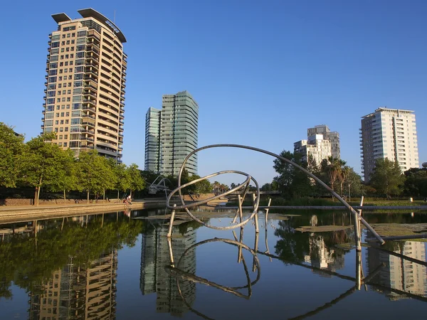 Diagonal Mar Poblenou alanında yeni modern mimari.