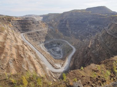 Manyezit çıkarım için dev terk edilmiş taş ocağı