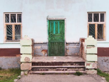 Yeşil ahşap kapı ile taş duvar detay eski bina yapılmış