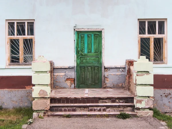 Yeşil ahşap kapı ile taş duvar detay eski bina yapılmış