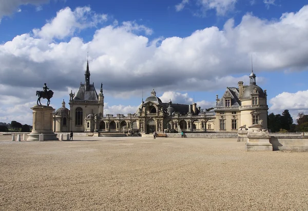 Museum of Conde szálláshelyén. A Chantilly-kastély nézete. — Stock Fotó