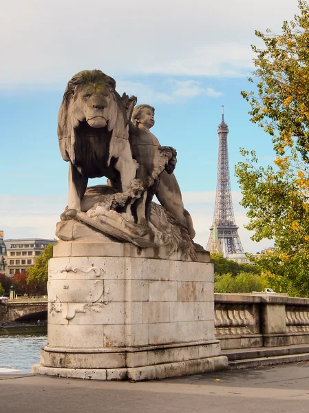 Eiffeltornet - utsikt från Champ de Mars. Paris, Frankrike — Stockfoto