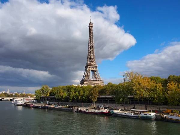 Eiffeltornet - utsikt från Champ de Mars. Paris, Frankrike — Stockfoto