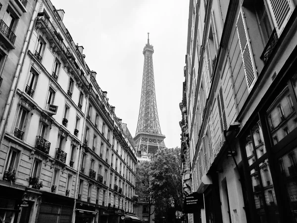 Eiffeltornet - utsikt från Champ de Mars. Paris, Frankrike — Stockfoto