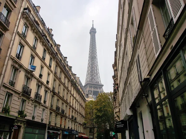 Rue contre Tour Eiffel. Paris, France — Photo