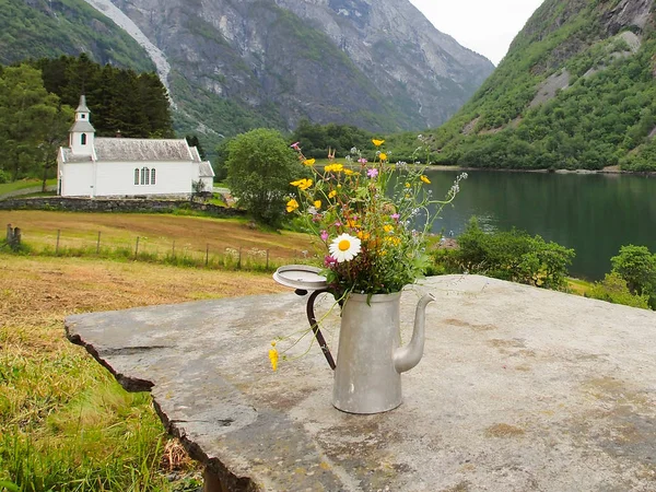 Yaban çiçekleri bir buket ile eski kahve