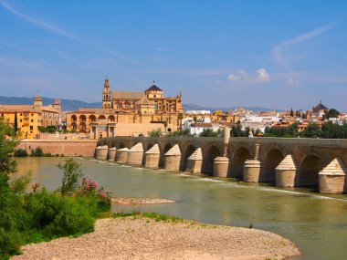 Görünüm üzerinde Roma köprüsü Cordoba