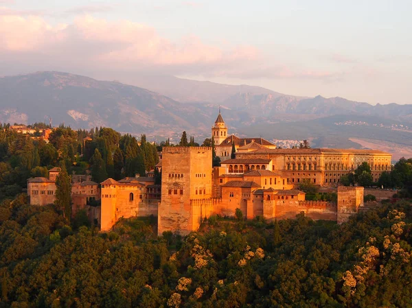 Alhambra gün batımında. Granada
