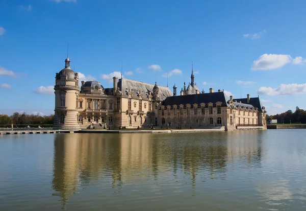 Шантільї замок - вид з озера, Франції — стокове фото