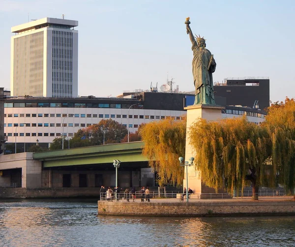 Paris 'te adada özgürlük heykeli, Fransa