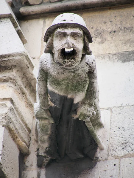 Одна из знаменитых скульптур на стене собора Нотр-Дам. Париж, Франция — стоковое фото