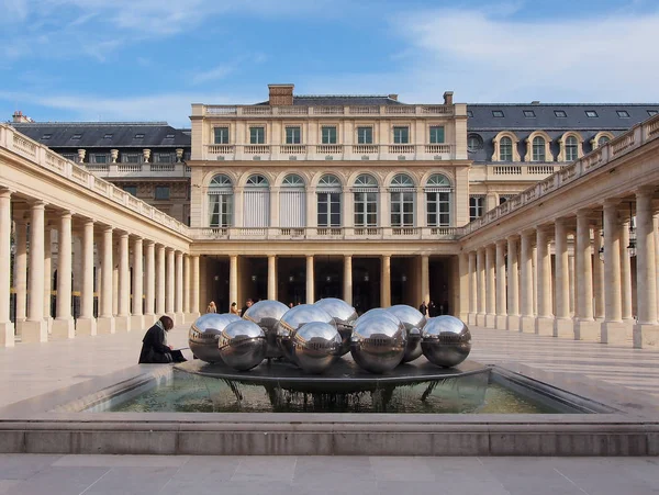 Фонтан в palais royal, Париж — стокове фото
