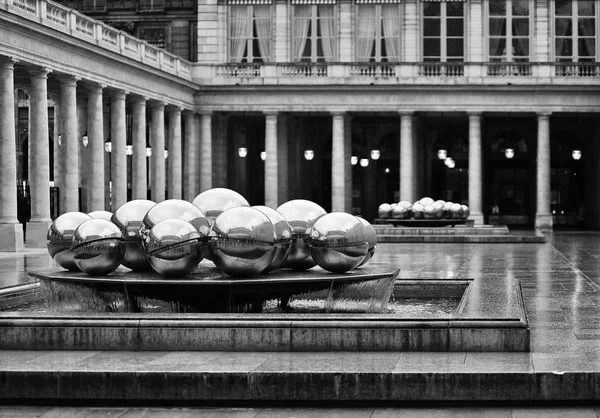 PARÍS, FRANCIA - 27 de marzo de 2011: Bolas de plata en la fuente reflejan el patio del Palacio Real . —  Fotos de Stock