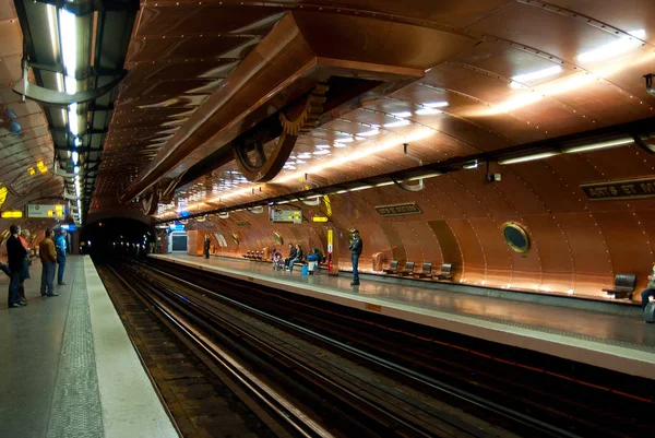 Belül a Metro station Arts et Metiers. Március 29, 2011-ben Pari — Stock Fotó