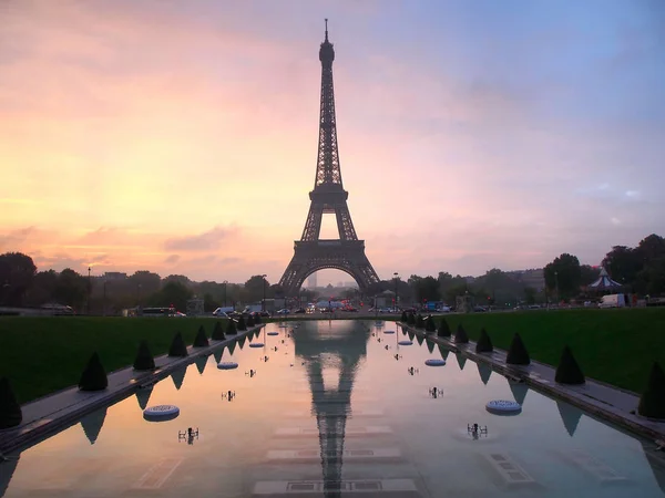 Utsikt över Eiffeltornet med Trocadero i höst morgon — Stockfoto