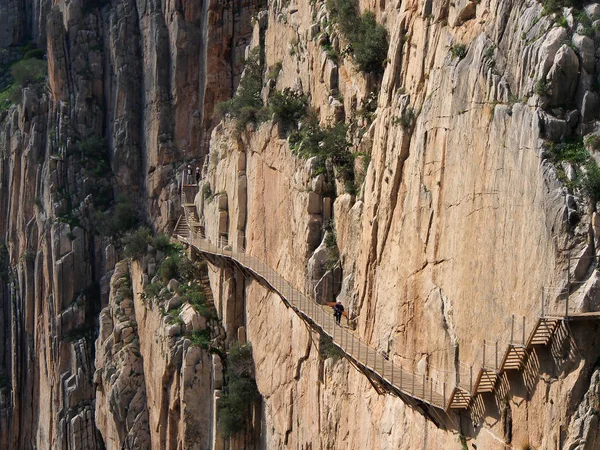 Turistler 'Caminito del Rey' (Kral'ın yol boyunca yürüyüş)