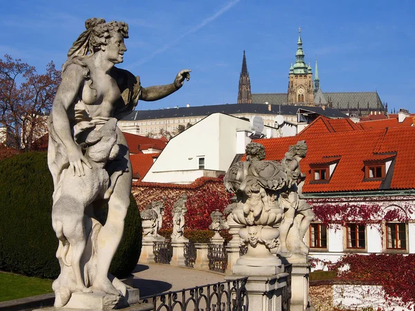 Vrtbovska Bahçe, Prag Kalesi'nin görünümü heykel — Stok fotoğraf
