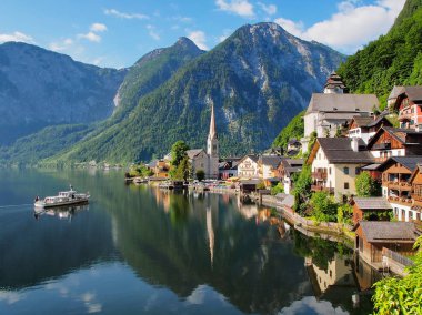 Göl ve şehir ünlü manzarasının Hallstatt. Çok güzel bir sabah ışık, en çok ziyaret edilen dağ gölü