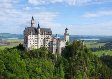 Neuschwanstein Şatosu, pitoresk yatay. Almanya