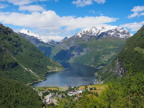 Nézd a Geiranger fjordra és Sas út. Norvégia gyönyörű természet. — Stock Fotó