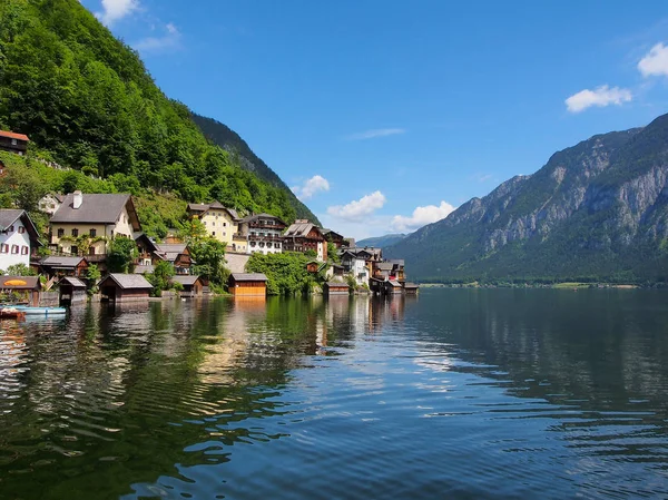 Hallstatt Köyü ve güneşli gün dağ gölü. Avusturya Alplerinde