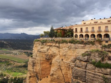 Ronda, Malaga, İspanya Guadalevin Nehri üzerinde yeni köprü görüntülemek.