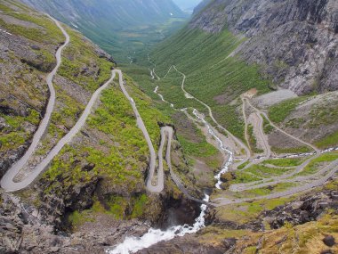 Tehlikeli serpantin dağ yolundan Trollstigen, Norveç