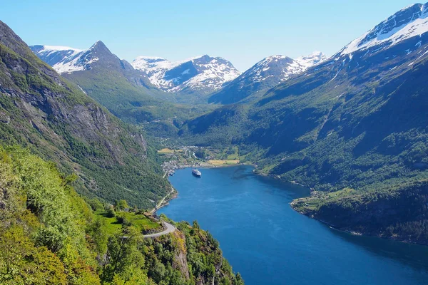 A Geiranger fjordra néz, Norvégia - tengerre, a hegyekre — Stock Fotó