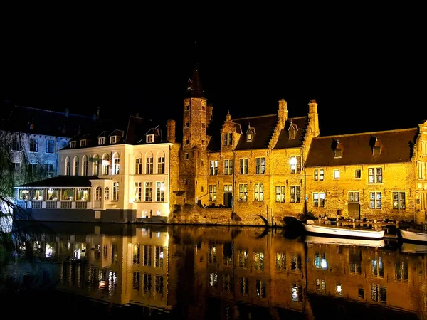 Nachtscène van historische middeleeuwse gebouwen langs een kanaal in Brugge, België — Stockfoto