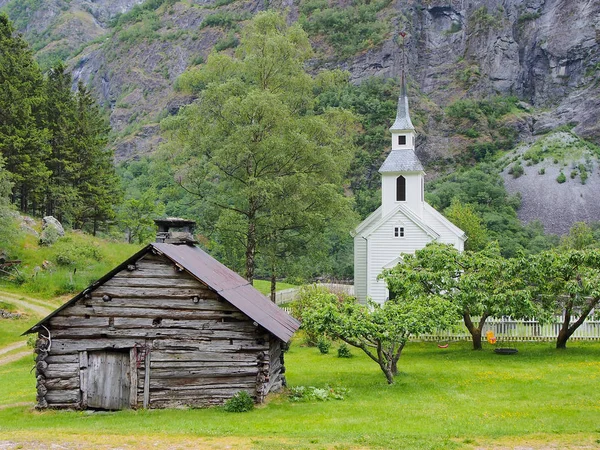  Naeroyfjord sahil Bakka Köyü Kilisesi.