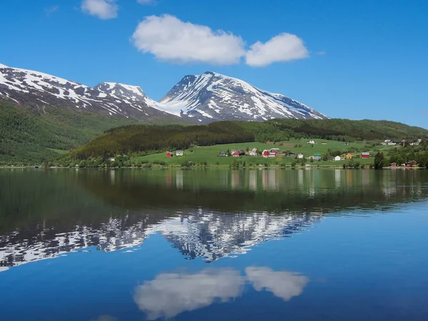 Hegylánc, egy kis tó Norvégia tükre. — Stock Fotó