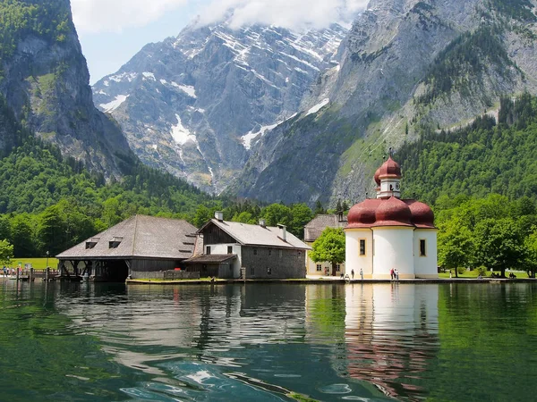 Montañas y lago Konigssee en los Alpes bavarianos cerca de Berchtesgaden, Alemania —  Fotos de Stock