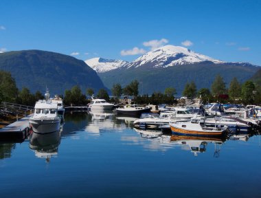 Norveç Fiyordu limanda ayakta tekneler