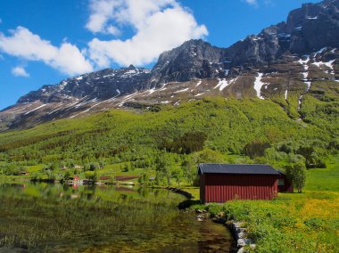 Yaz manzara, sarp dağların bir arka plan üzerinde kamp. Norveç