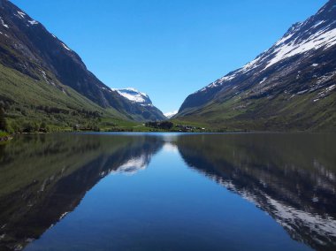 Gölde bir ayna, Norveç gibi yansıtan dağ zirveleri