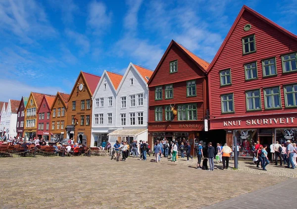 Bergen, Norveç - 1 Temmuz 2015: Bryggen Hansa wharf Bergen, güneşli bir gün.