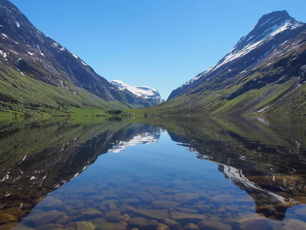Montanhas de reflexão ideais em lago de água clara. Noruega — Fotografia de Stock