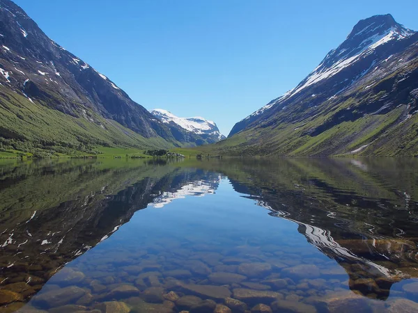 Ideales montañas de reflexión en el lago de agua clara. Países Bajos — Foto de Stock