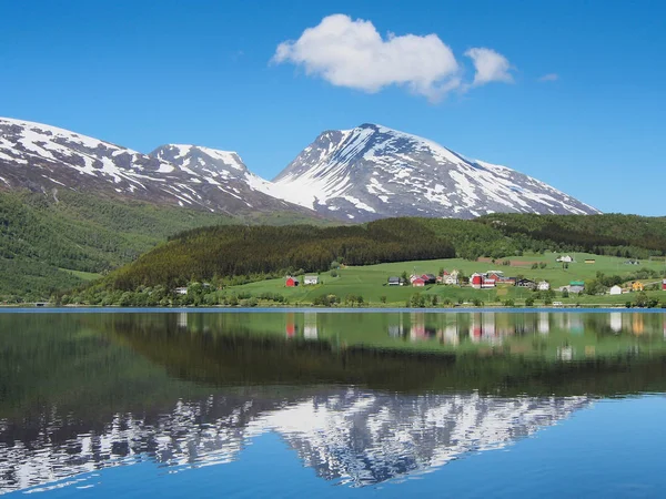 Yaz yatay, yansıma, sarp dağların bir arka plan üzerinde.