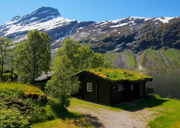 Vistas panorâmicas, camping, lago e montanhas nevadas. Noruega . — Fotografia de Stock