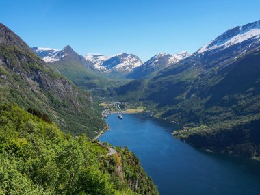 Güzel panoramik Görünüm'Geiranger fiyort, cruise gemi ve dağlar, Norveç
